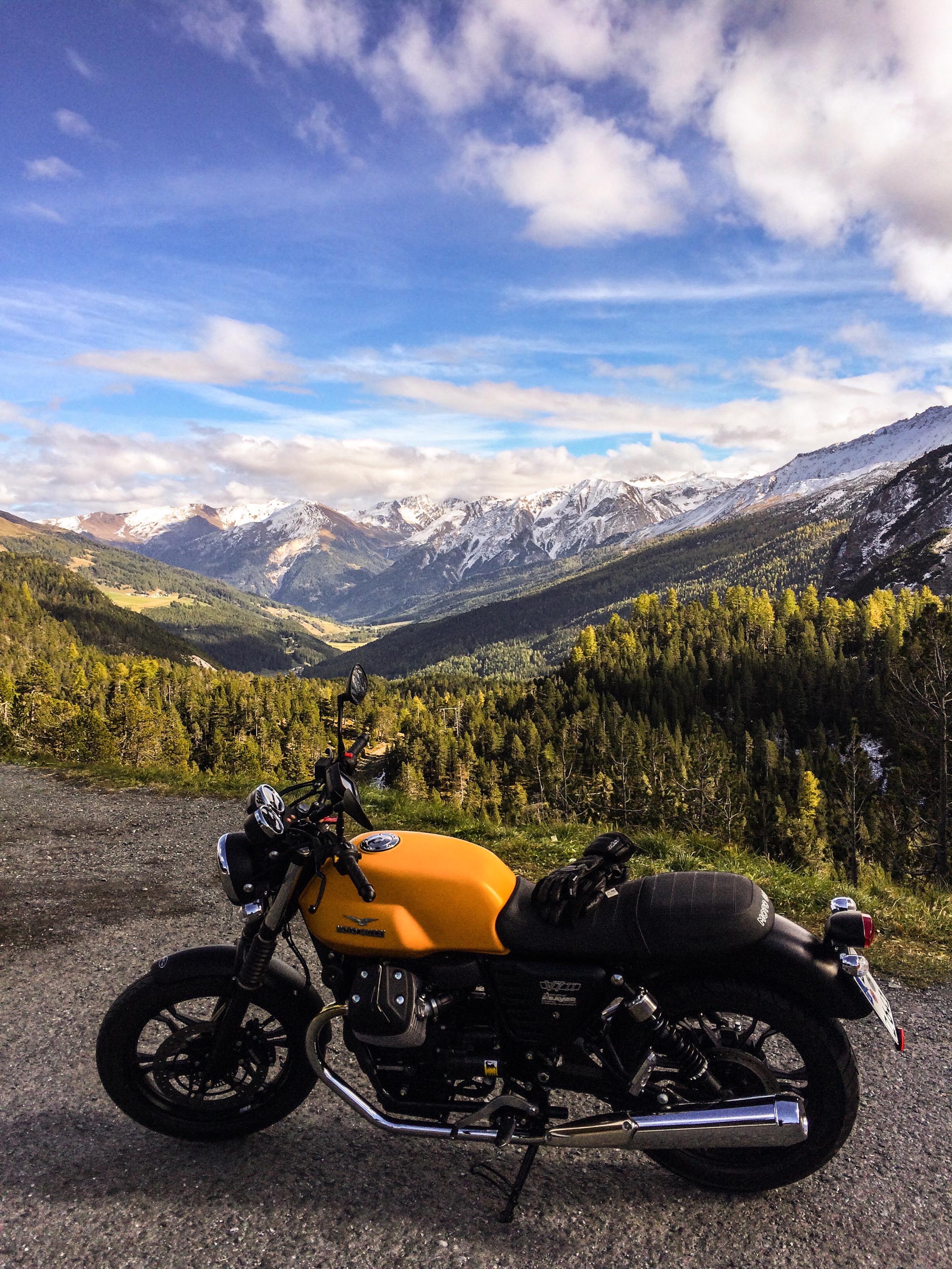 Die kleine italienische Schwester (Moto Guzzi V7) von meinem Cactus. Auf dem Weg nach Italien, über den Ofenpass!